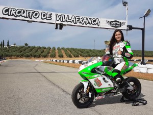 Desirée Avalos posando con su trofeo en el Circuito de Villafranca