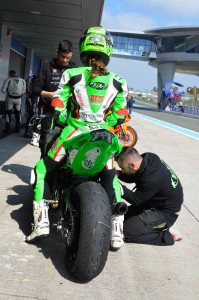 Andrea Sibaja poniendo a punto la moto en el Circuito de Jerez