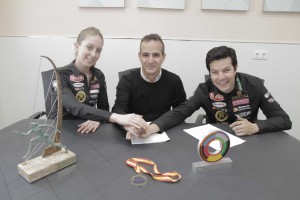 Andrea Sibaja y Luis Castro junto con Antonio Deza rubricando el acuerdo para la presente temporada en las nuevas instalaciones de DEZA en la zona de Noreña.