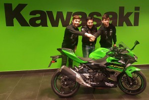 Guillem Erill y Alex Börner junto a Luis Castro con la Kawasaki Ninja 400 con la que competirán en el Campenato de España de Supersport 300