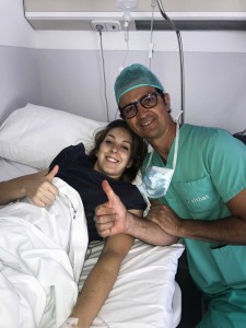 Andrea Sibaja al salir de quirófano junto con el doctor Villamor de la clínica Iqtra
